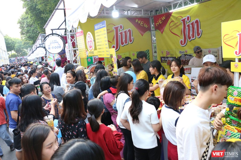 Hàng chục nghìn người chen chúc tham dự lễ hội văn hóa và ẩm thực Hàn - Việt tại phố đi bộ Hồ Gươm ảnh 12