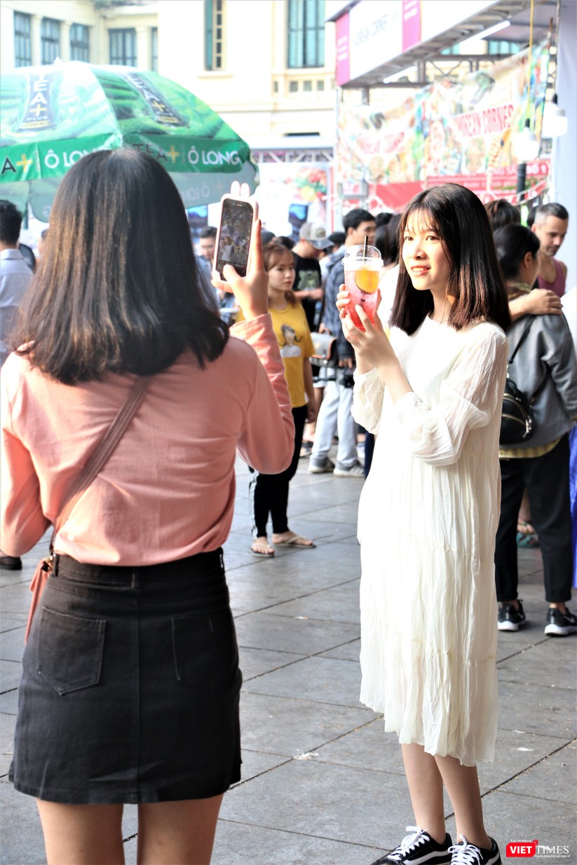 Hàng chục nghìn người chen chúc tham dự lễ hội văn hóa và ẩm thực Hàn - Việt tại phố đi bộ Hồ Gươm ảnh 23