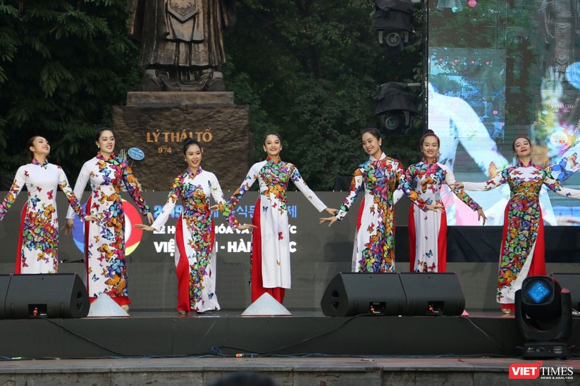 Hàng chục nghìn người chen chúc tham dự lễ hội văn hóa và ẩm thực Hàn - Việt tại phố đi bộ Hồ Gươm ảnh 29