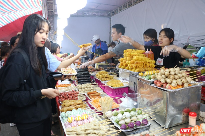 Hàng chục nghìn người chen chúc tham dự lễ hội văn hóa và ẩm thực Hàn - Việt tại phố đi bộ Hồ Gươm ảnh 4