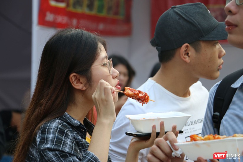 Hàng chục nghìn người chen chúc tham dự lễ hội văn hóa và ẩm thực Hàn - Việt tại phố đi bộ Hồ Gươm ảnh 7