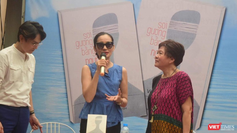 Diễn viên Hạnh Thúy (giữa) lên chúc mừng đạo diễn Việt Linh 