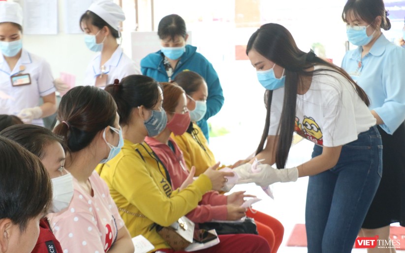 Á hậu Kim Duyên phát khẩu trang y tế miễn phí tại BV Cần Thơ ảnh 1
