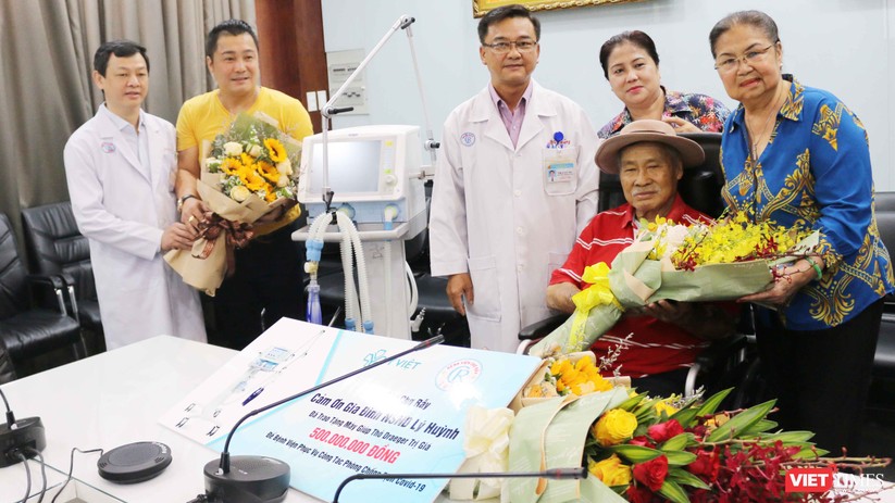 Gia đình diễn viên Lý Hùng tặng máy thở trị giá 500 triệu đồng tới BV Chợ Rẫy (Ảnh: BV cung cấp) 
