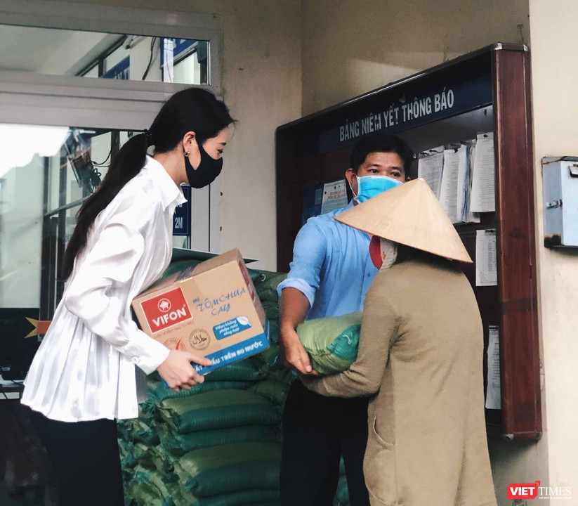 Hoa hậu Khánh Vân tặng 2 tấn gạo, 200 thùng mì giúp người nghèo vượt dịch COVID-19 ảnh 4