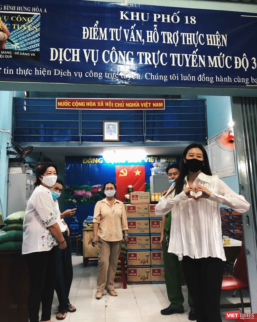 Hoa hậu Khánh Vân và mẹ trực tiếp cùng các cán bộ đi đến các hộ dân ở khu vực phường Bình Hưng Hòa A, quận Bình Tân để trao quà.