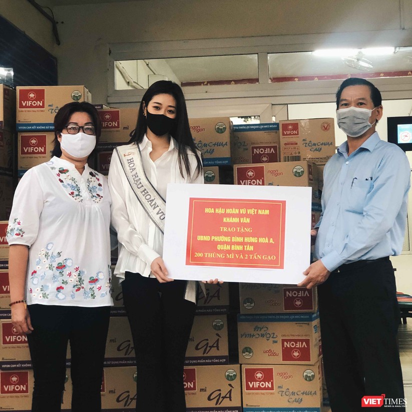 Hoa hậu Khánh Vân tặng 2 tấn gạo, 200 thùng mì giúp người nghèo vượt dịch COVID-19 ảnh 5