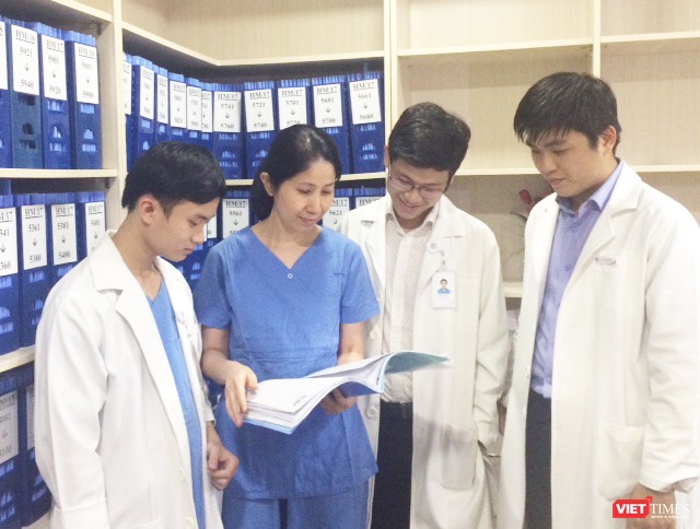 PGS.TS Vương Thị Ngọc Lan hướng dẫn các bác sĩ trẻ (Ảnh:NVCC) 