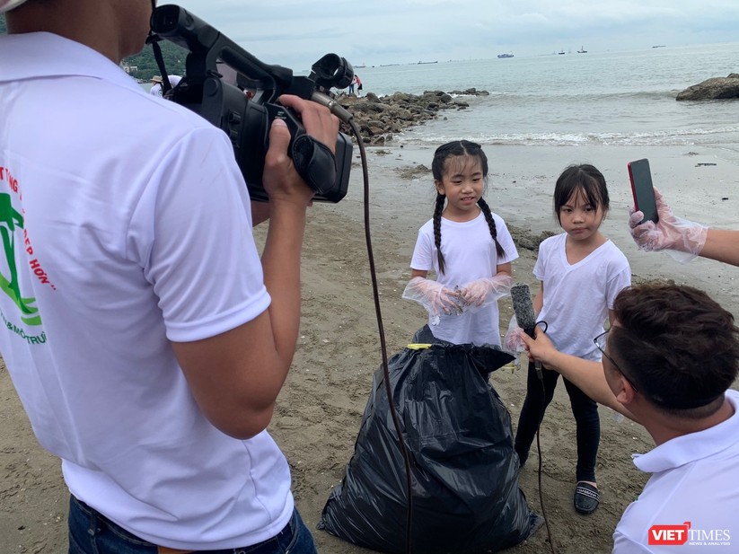 Các mẫu nhí tham gia nhặt rác trên bãi biển Vũng Tàu 
