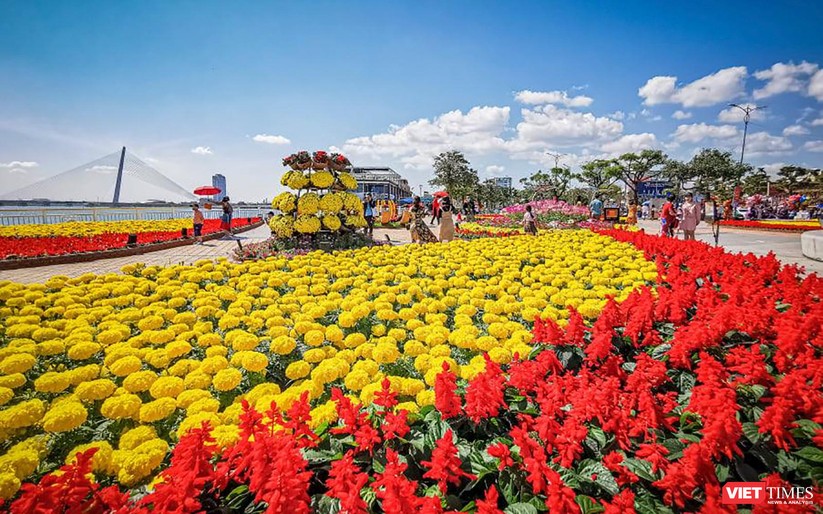 Ảnh: Đà Nẵng nắng đẹp, người dân đổ ra đường hoa đón xuân mới ảnh 3
