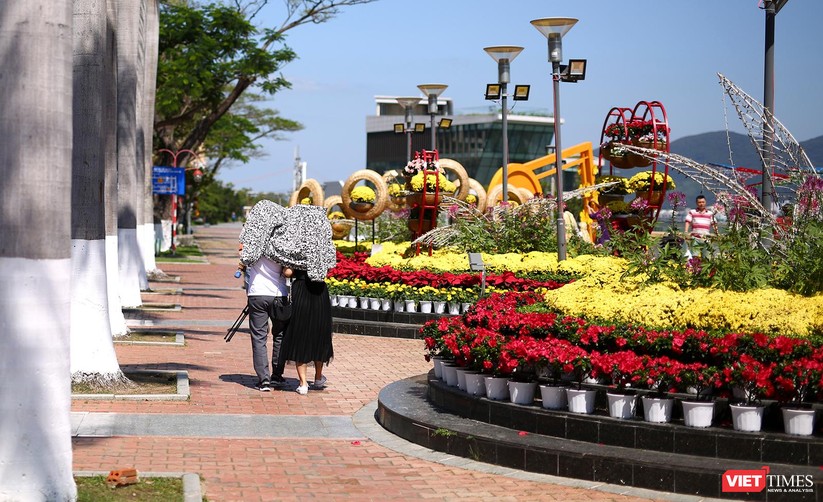 Ảnh: Đà Nẵng nắng đẹp, người dân đổ ra đường hoa đón xuân mới ảnh 25