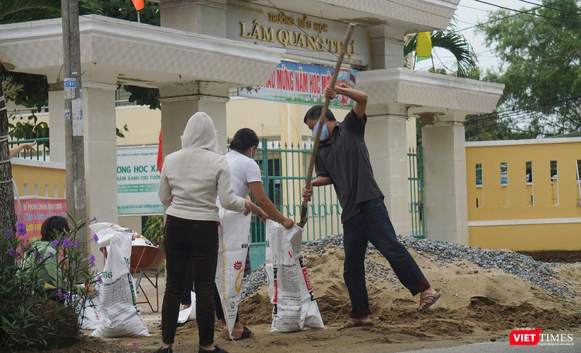 Ảnh: Người dân Đà Nẵng căng mình ứng phó với bão số 5 ảnh 11