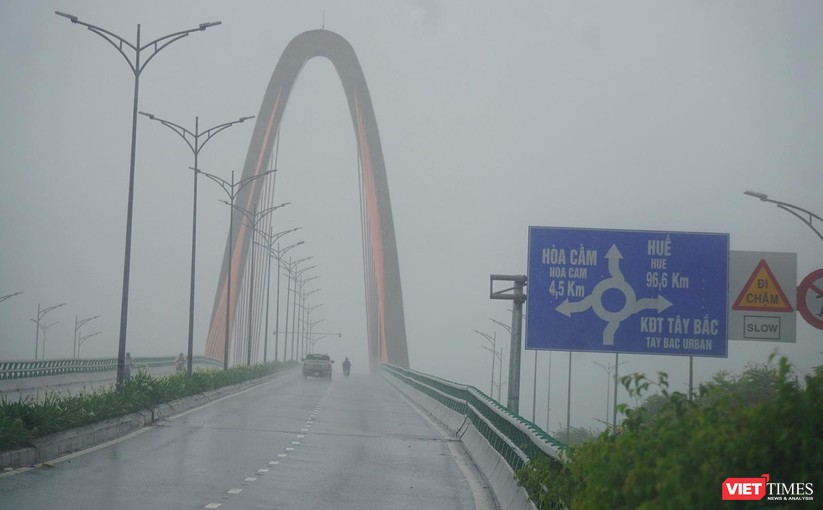 Cập nhật bão số 5 ở Đà Nẵng: Mưa lớn, gió giật mạnh, nhiều tuyến đường ngập nặng ảnh 1