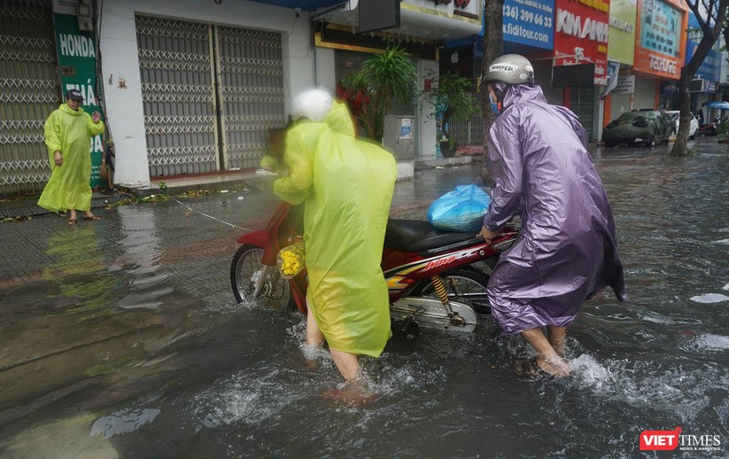 Cập nhật bão số 5 ở Đà Nẵng: Mưa lớn, gió giật mạnh, nhiều tuyến đường ngập nặng ảnh 9