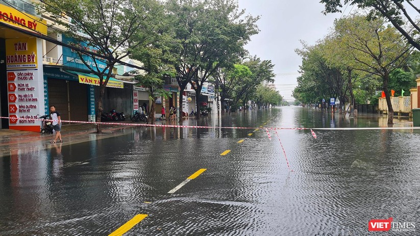 Quảng Nam: Mưa lớn nhấn chìm TP Tam Kỳ sâu trong nước ảnh 1