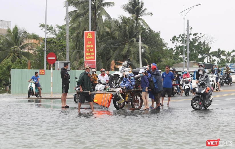 Quảng Nam: Mưa lớn nhấn chìm TP Tam Kỳ sâu trong nước ảnh 2