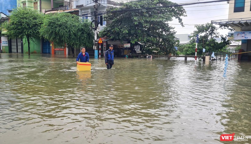 Quảng Nam: Mưa lớn nhấn chìm TP Tam Kỳ sâu trong nước ảnh 9