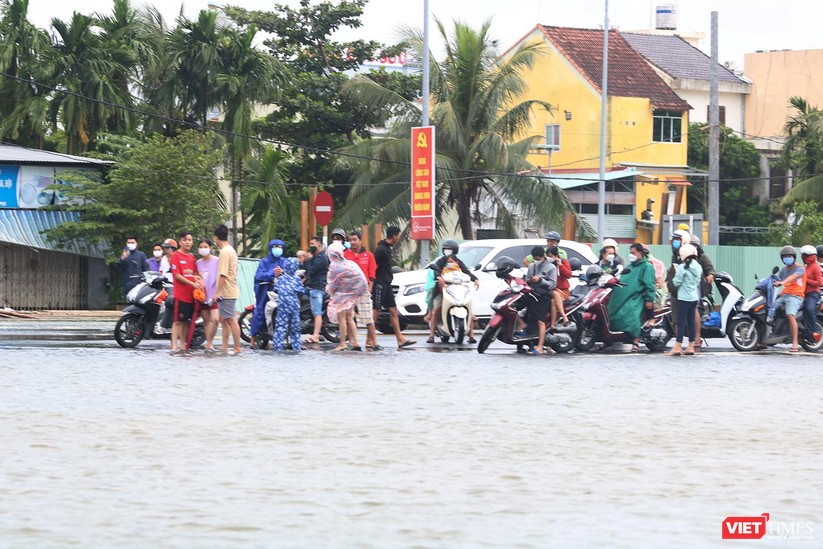 Quảng Nam: Mưa lớn nhấn chìm TP Tam Kỳ sâu trong nước ảnh 3