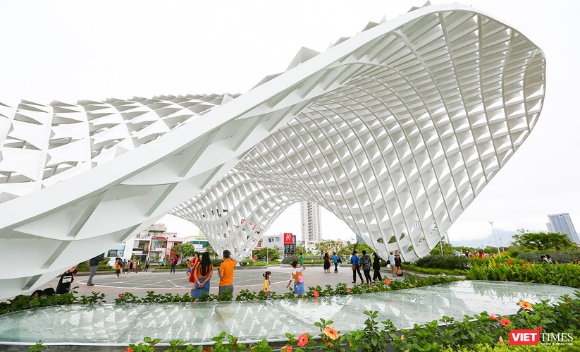 Trời đẹp, người dân Đà Nẵng tranh thủ dạo đường hoa Xuân ngày 29 Tết ảnh 8