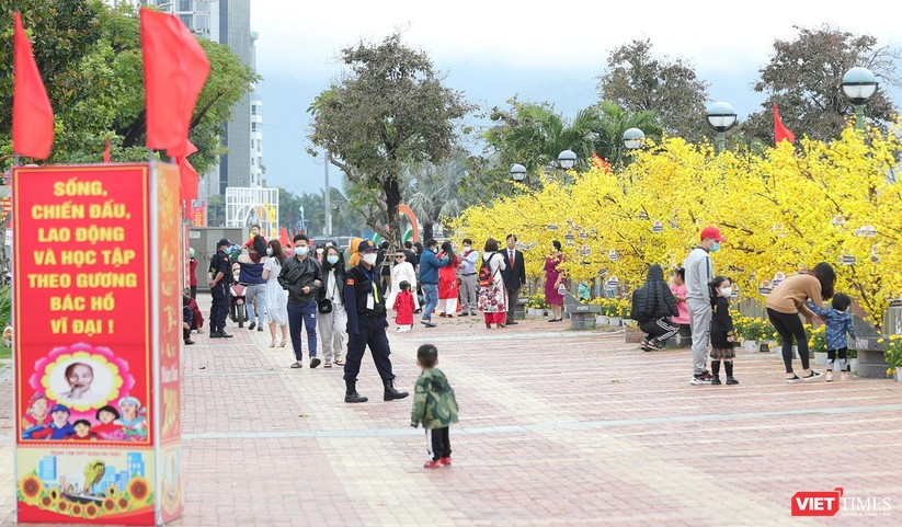 Trời đẹp, người dân Đà Nẵng tranh thủ dạo đường hoa Xuân ngày 29 Tết ảnh 11