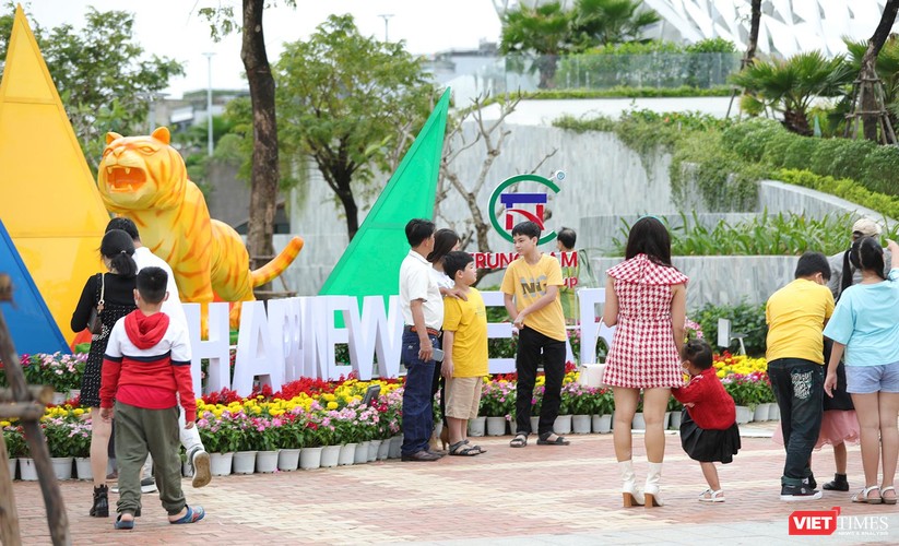 Trời đẹp, người dân Đà Nẵng tranh thủ dạo đường hoa Xuân ngày 29 Tết ảnh 2