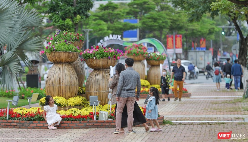 Trời đẹp, người dân Đà Nẵng tranh thủ dạo đường hoa Xuân ngày 29 Tết ảnh 14