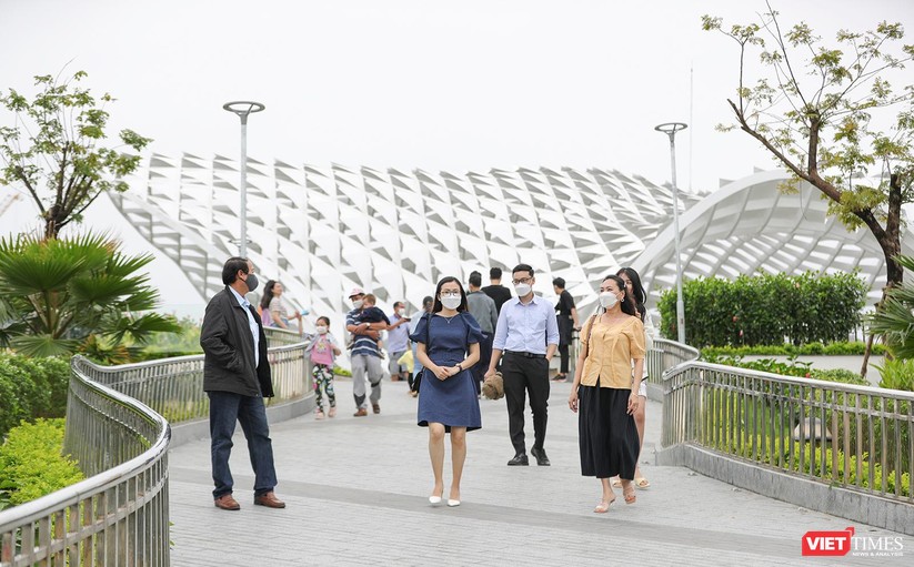 Trời đẹp, người dân Đà Nẵng tranh thủ dạo đường hoa Xuân ngày 29 Tết ảnh 6