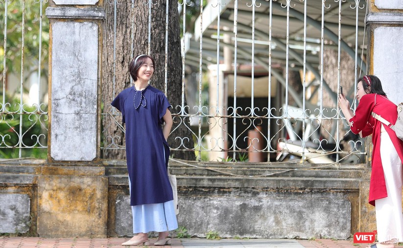 Trời đẹp, người dân Đà Nẵng tranh thủ dạo đường hoa Xuân ngày 29 Tết ảnh 13