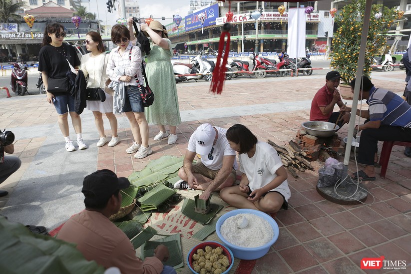Khách nước ngoài thích thú trải nghiệm không gian "Xuân yêu thương" ở Đà Nẵng ảnh 9