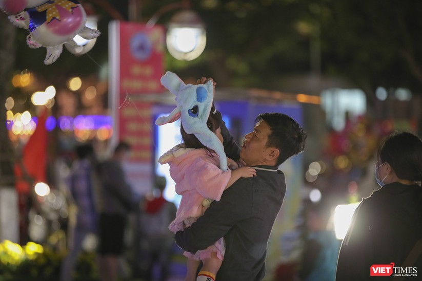 Ảnh: Người dân Đà Nẵng nô nức đổ về đường hoa Xuân đón giao thừa ảnh 10