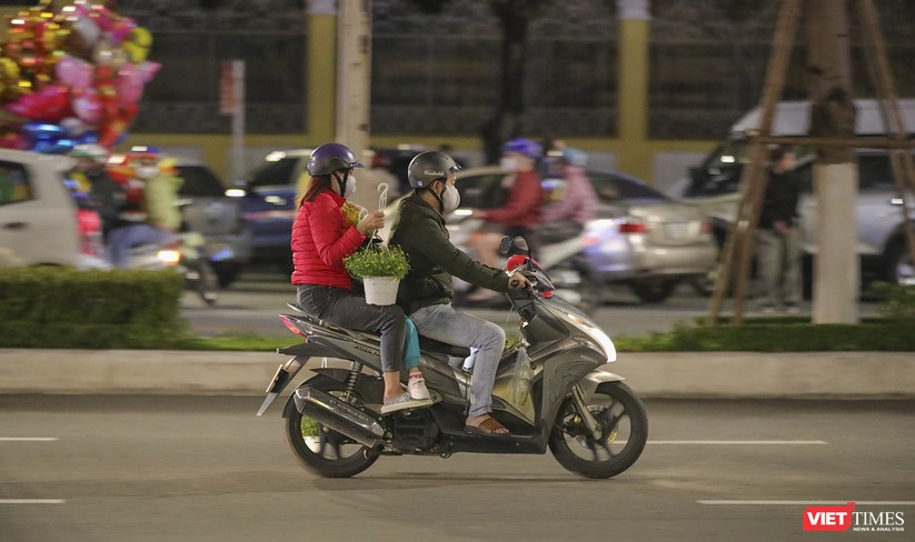 Ảnh: Người dân Đà Nẵng nô nức đổ về đường hoa Xuân đón giao thừa ảnh 22