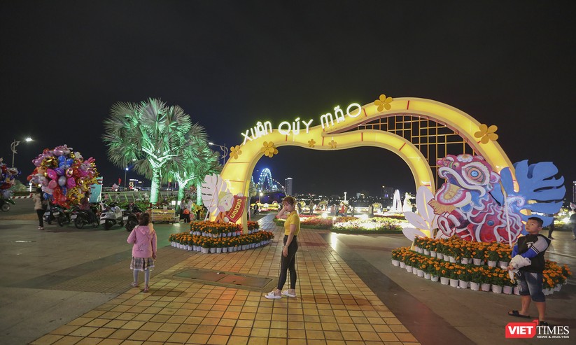 Ảnh: Người dân Đà Nẵng nô nức đổ về đường hoa Xuân đón giao thừa ảnh 24