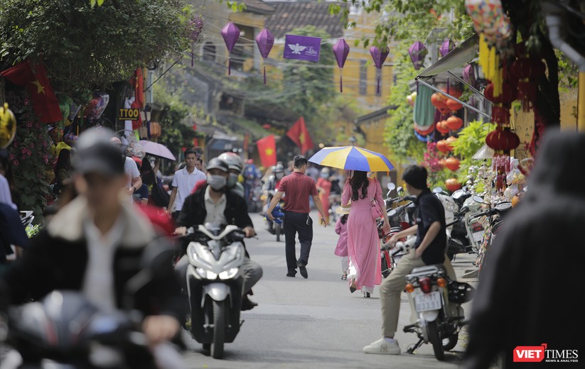 Ảnh: Hội An rộn ràng sắc xuân trong ngày đầu năm mới ảnh 14