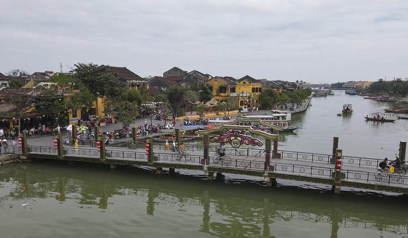 Ảnh: Hội An rộn ràng sắc xuân trong ngày đầu năm mới ảnh 3