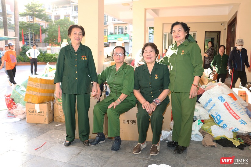 Mồ hôi xen lẫn nụ cười trên khuôn mặt các cựu TNXP góp sức hỗ trợ miền Trung ruột thịt ảnh 4