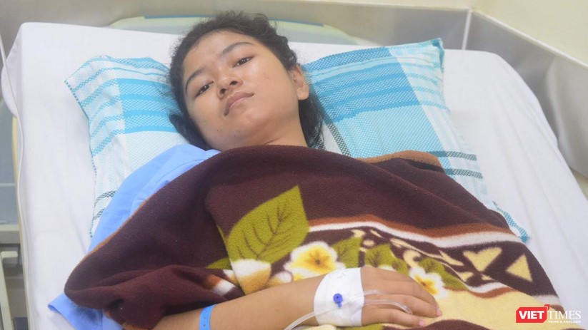 Nữ bệnh nhân 19 tuổi cho biết cô rất phục các bác sĩ Việt Nam 