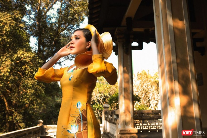 Diễn viên điện ảnh Đinh Y Nhung trong áo dài Việt Hùng đẹp lộng lẫy sắc xuân 