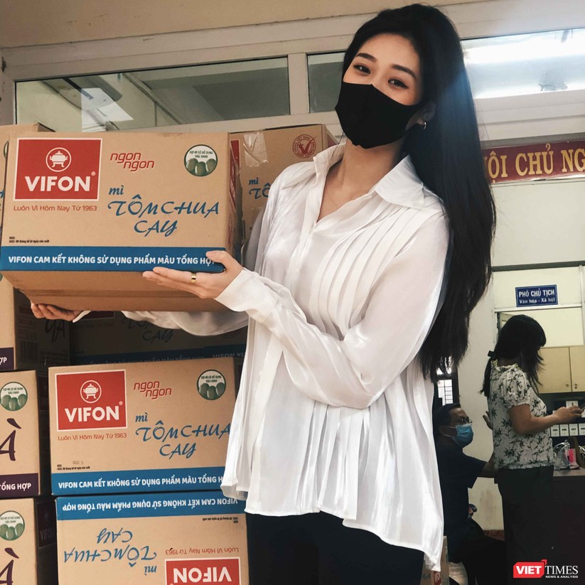 Hoa hậu Khánh Vân tặng 2 tấn gạo, 200 thùng mì giúp người nghèo vượt dịch COVID-19 ảnh 6