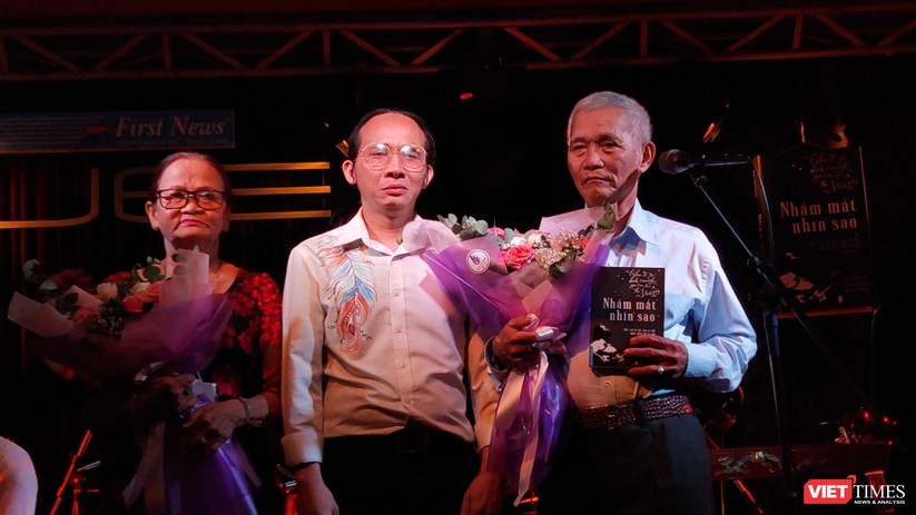 Nhạc sĩ Hà Chương tặng hoa và sách cho ba mẹ