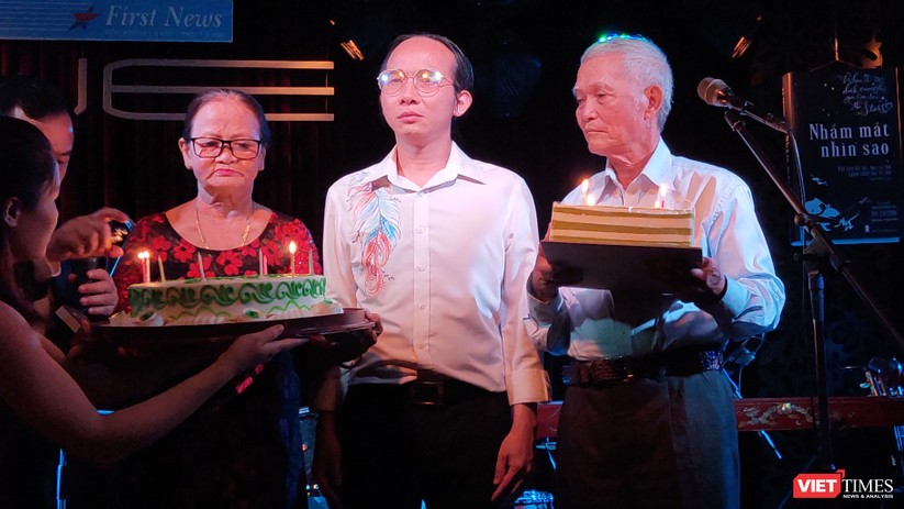 Nhạc sĩ Hà Chương thắp nến sinh nhật cùng ba mẹ