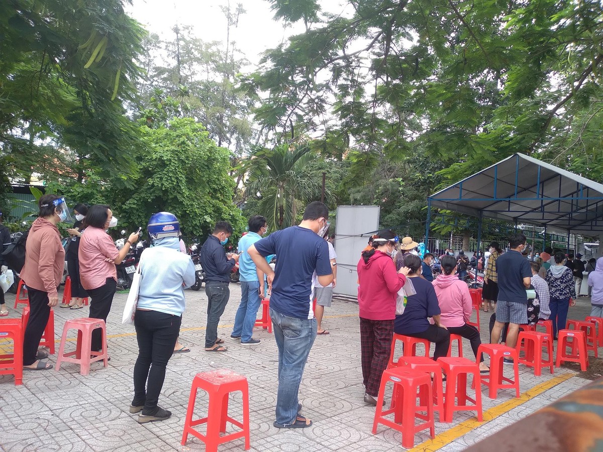 Người dân TP.HCM phải thường xuyên tập trung test kiểm tra Covid-19 khi đi khám tại các bệnh viện. Ảnh chụp người dân đang xếp hàng rồng rắn khi vào bệnh viện Lê Văn Thịnh để chờ tới lượt được test tháng 8/2021. Ảnh: GVT. Kinh tế Việt Nam trước “cú sốc” Covid-19 ảnh 6