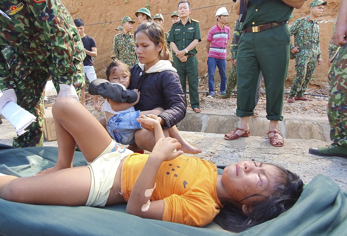 Cận cảnh cứu hộ nạn nhân sạt lở đất ở Trà Leng ảnh 19