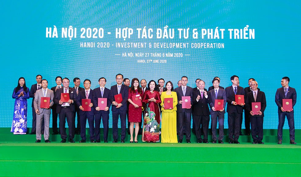 Đại diện Thành phố Hà Nội trao cho đại diện KDI Holdings biên bản ghi nhớ hợp tác đầu tư hai dự án tại quận Bắc Từ Liêm.
