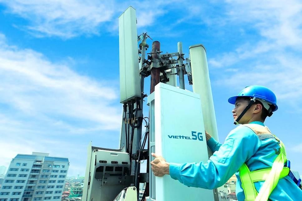 Nhân viên Viettel lắp thử nghiệm dịch vụ 5G tại Hà Nội