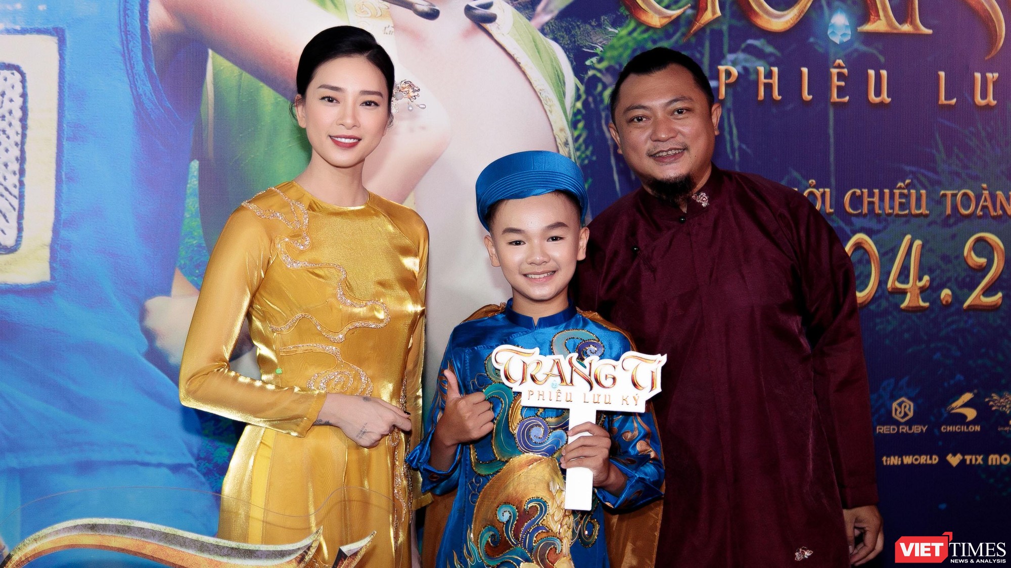 Nhà sản xuất Ngô Thanh Vân và đạo diễn Phan Gia Nhật Linh cùng diễn viên nhí xuất hiện trước công chúng - Ảnh: Studio68