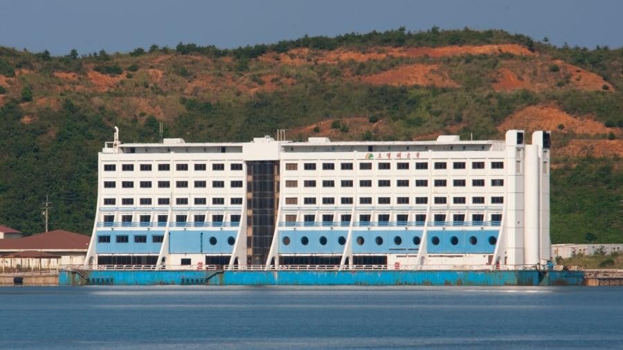 Từ chỗ một khu nghỉ dưỡnghạng sang phục vụ khách bơi lặn, khách sạn nổi cuối cùng bị bỏ không, rỉ sét (Ảnh: CNN)