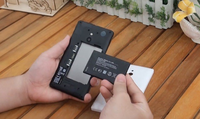 6 mẹo xử lý nhanh “cứu” điện thoại cảm ứng rơi xuống nước ảnh 2