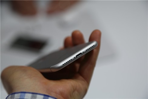 Video: "Soi" cận cảnh iPhone 7 và iPhone 7 Plus ảnh 11