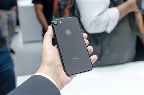 Video: "Soi" cận cảnh iPhone 7 và iPhone 7 Plus ảnh 2
