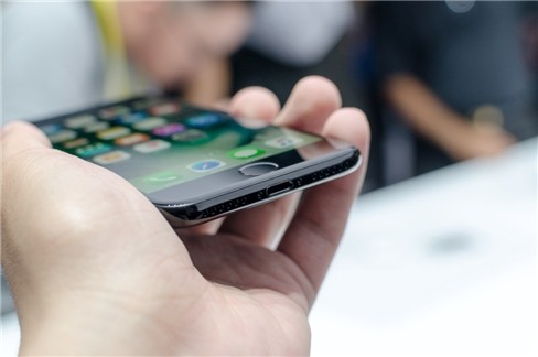 Video: "Soi" cận cảnh iPhone 7 và iPhone 7 Plus ảnh 4